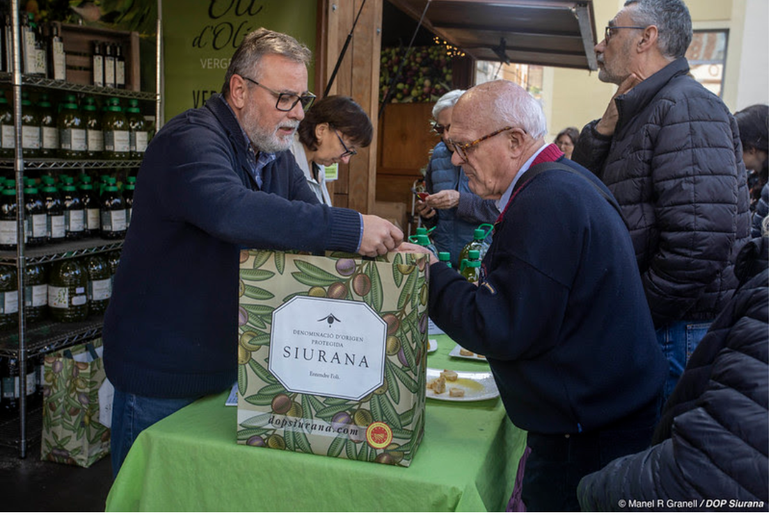 Les fires esdevenen una gran eina per a divulgar i donar a conèixer els valors i atributs que té l’oove DOP Siurana per a la salut i per a la cuina, però també per a vendre.